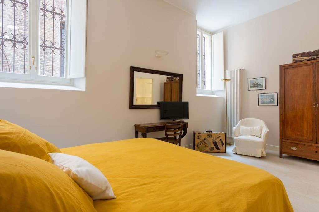 Palazzo Sabbioni Appartamento Lusso Due Camere Soggiorno Cucina フェラーラ エクステリア 写真