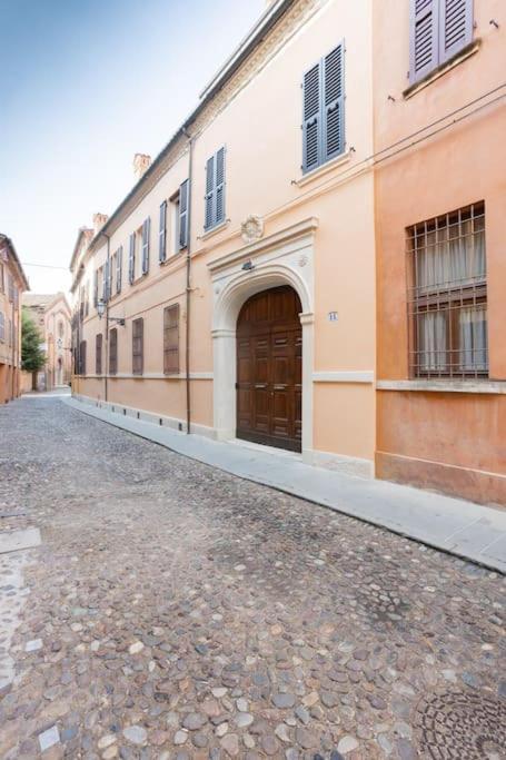 Palazzo Sabbioni Appartamento Lusso Due Camere Soggiorno Cucina フェラーラ エクステリア 写真