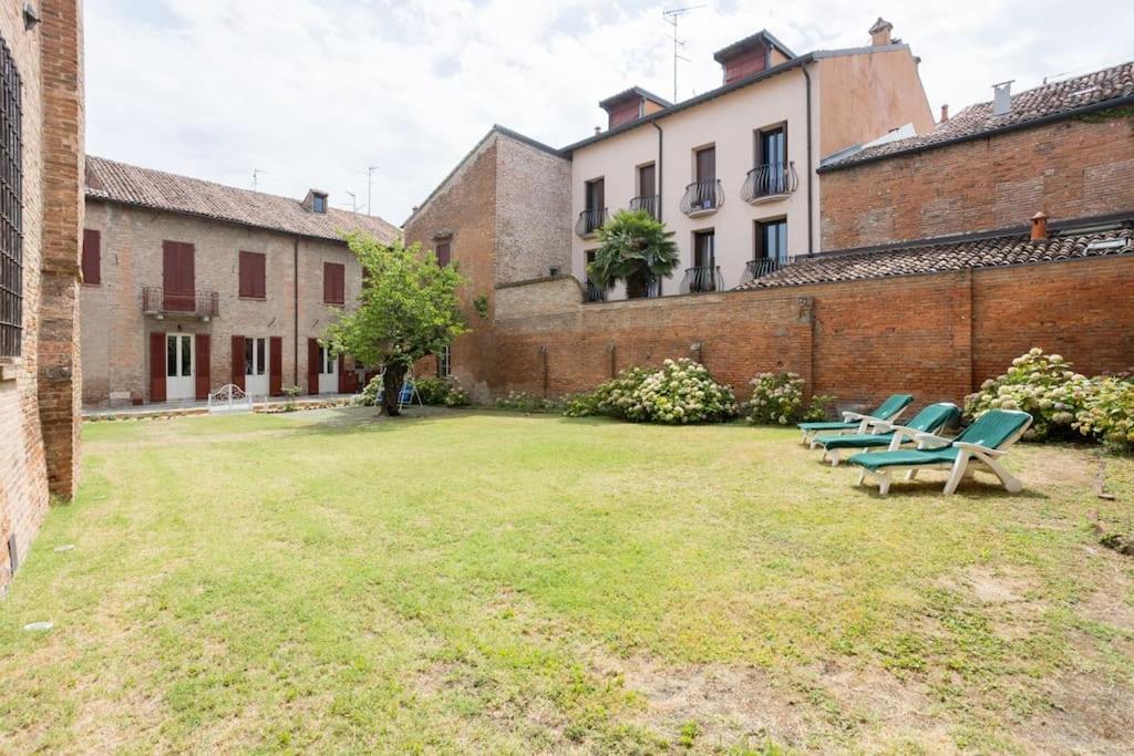 Palazzo Sabbioni Appartamento Lusso Due Camere Soggiorno Cucina フェラーラ エクステリア 写真